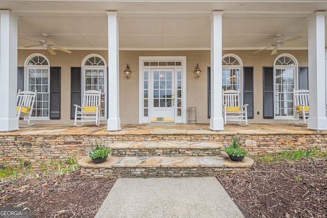 property entrance with stucco siding, a porch, and ceiling fan