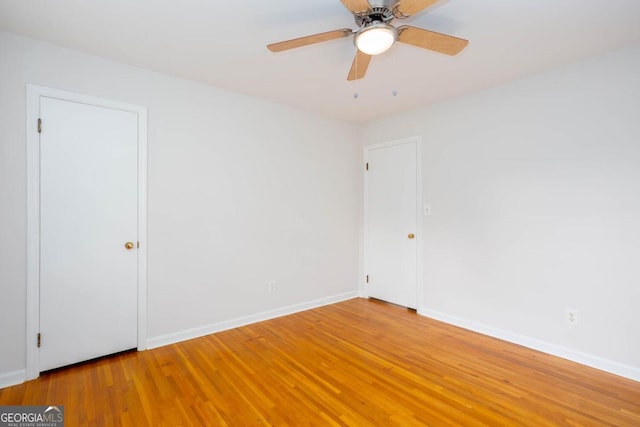 unfurnished room with light wood-style flooring, baseboards, and a ceiling fan