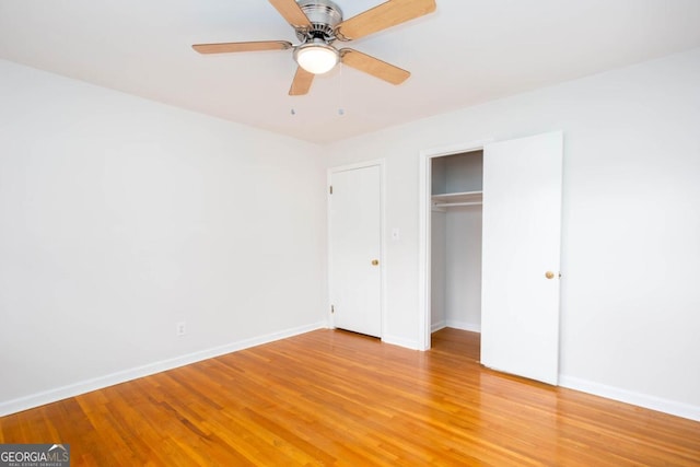 unfurnished bedroom featuring a closet, light wood finished floors, baseboards, and a ceiling fan