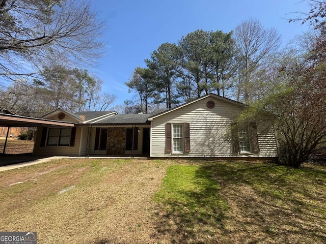 view of front of property with a carport and a front yard