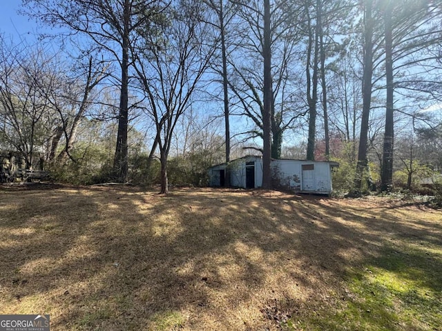 view of yard featuring an outdoor structure