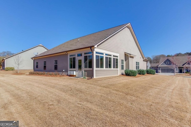 back of house featuring a lawn