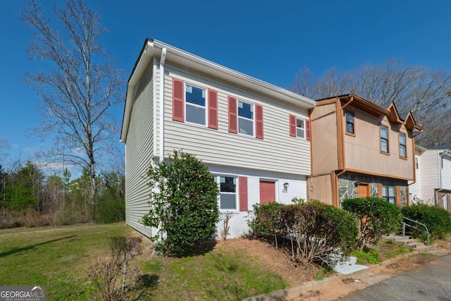 view of front of house featuring a front yard