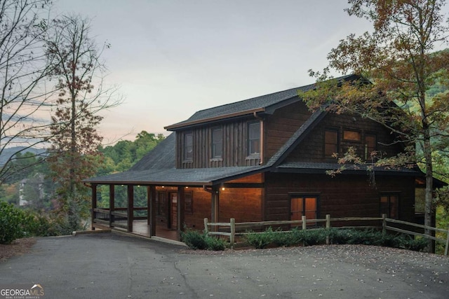 view of front of home featuring a porch and aphalt driveway