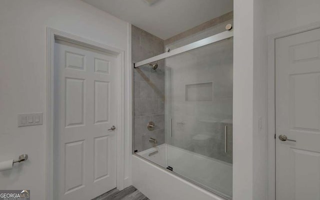 bathroom with enclosed tub / shower combo