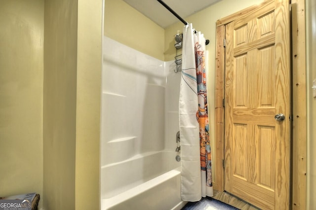 bathroom featuring shower / tub combo