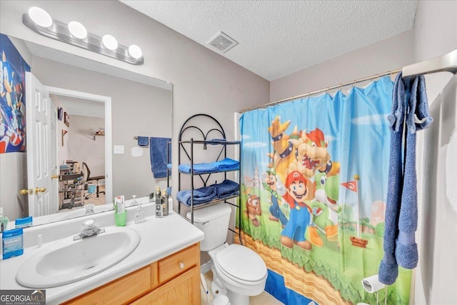 bathroom featuring a textured ceiling, curtained shower, toilet, vanity, and visible vents