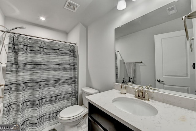full bath with vanity, toilet, curtained shower, and visible vents