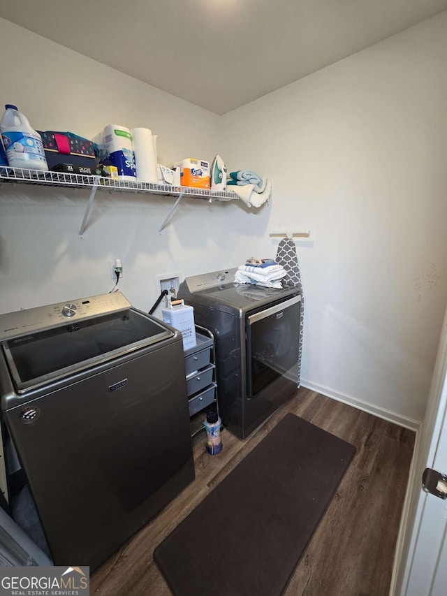 full bathroom featuring a shower with shower curtain, vanity, toilet, and wood finished floors