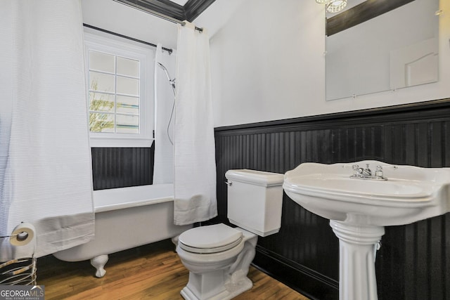 484 Martin St SE, Atlanta, GA 30312 - full bath featuring toilet, wood finished floors, shower / bath combo with shower curtain, and wainscoting