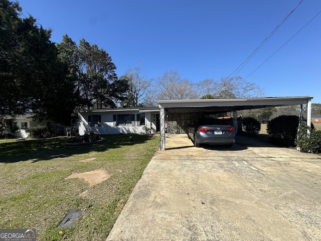 view of front of home with a carport, concrete driveway, and a front yard