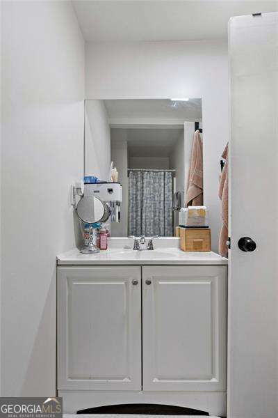 full bath with vanity