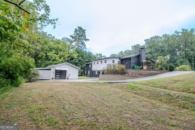 view of yard with an outbuilding