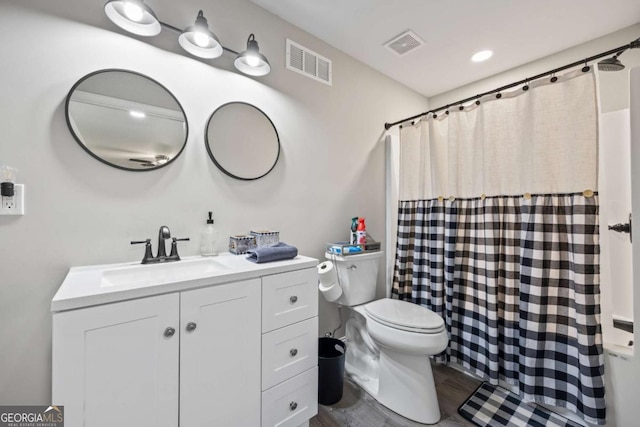 full bathroom with toilet, vanity, visible vents, and a shower with curtain