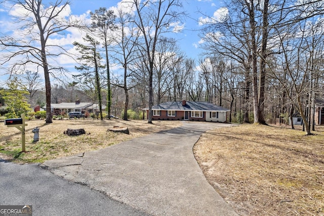 ranch-style home featuring driveway