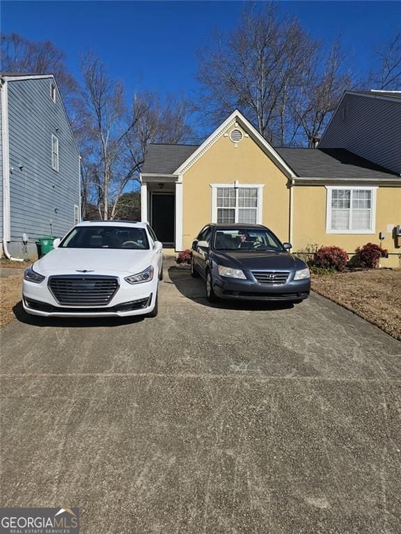 view of front of home featuring driveway