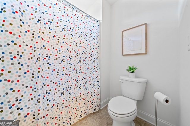 full bathroom with tile patterned flooring, curtained shower, toilet, and baseboards