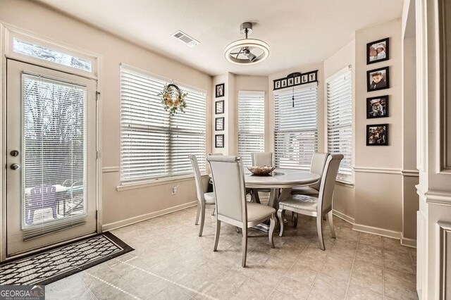 dining space featuring visible vents, plenty of natural light, and baseboards