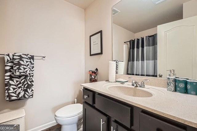 full bath featuring baseboards, visible vents, toilet, a shower with curtain, and vanity