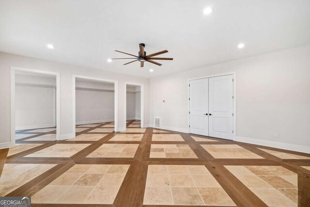 basement with visible vents, baseboards, ceiling fan, and recessed lighting