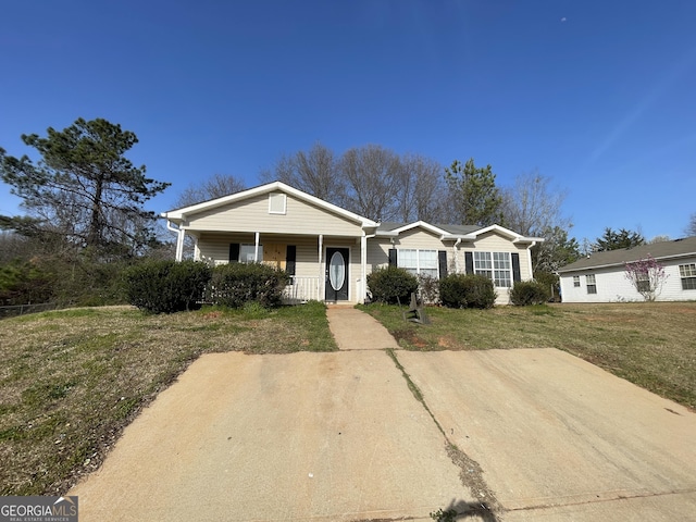 view of front of property featuring a porch and a front lawn