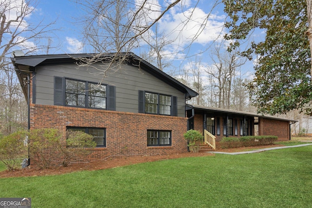 view of front of home featuring a front lawn and brick siding