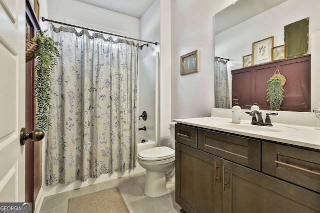 kitchen featuring stainless steel appliances, tasteful backsplash, a kitchen breakfast bar, and light wood-style floors