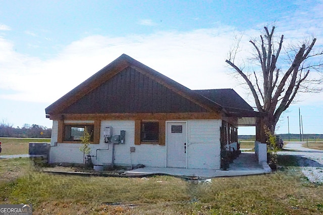 view of front of property featuring a front yard