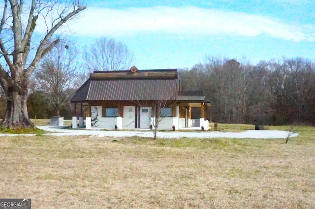 view of front of home with a front lawn