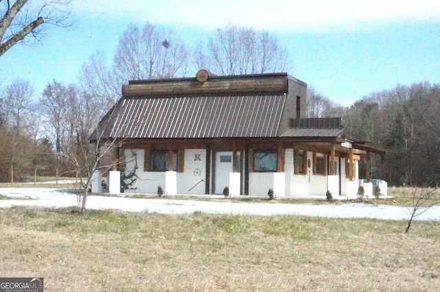 back of house with a lawn