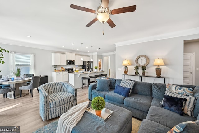 living room featuring light wood-style floors, recessed lighting, crown molding, and ceiling fan