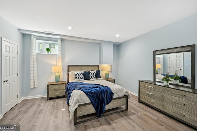 bedroom featuring light wood-style flooring, visible vents, baseboards, and recessed lighting