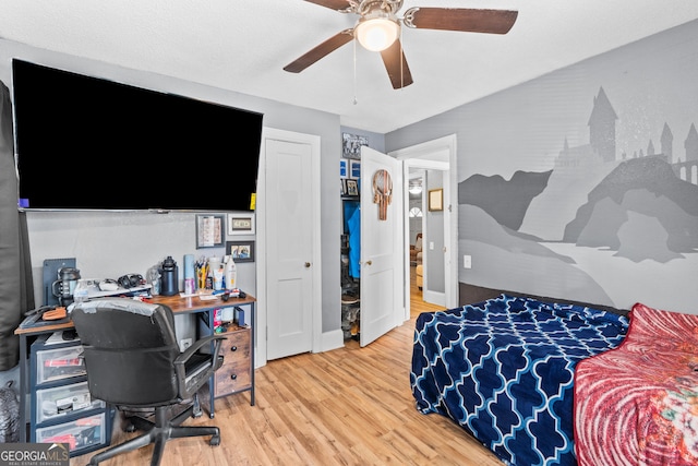 bedroom featuring light wood-style floors, baseboards, and a ceiling fan