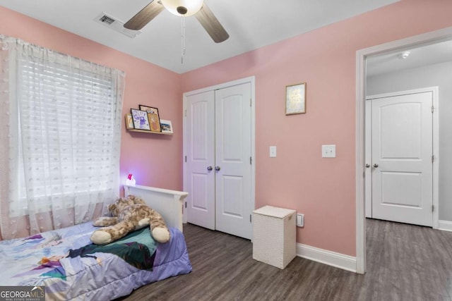 bedroom featuring visible vents, baseboards, ceiling fan, wood finished floors, and a closet