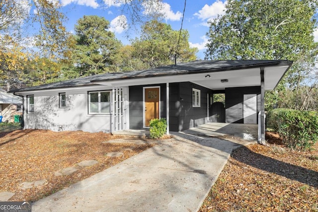 view of front of property featuring a carport and concrete driveway