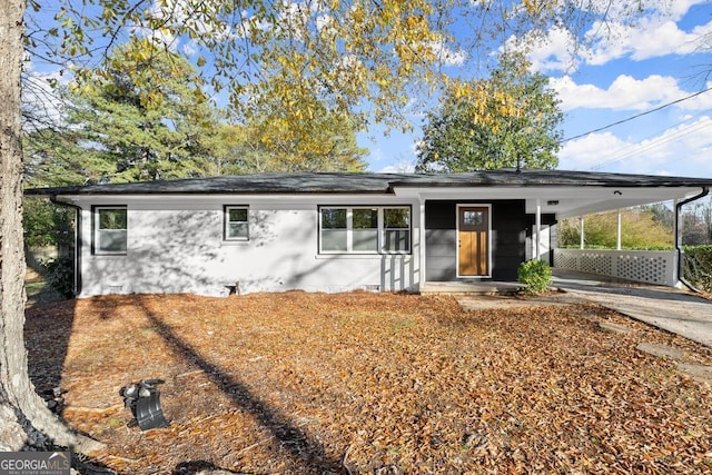 view of front of house featuring a carport and driveway