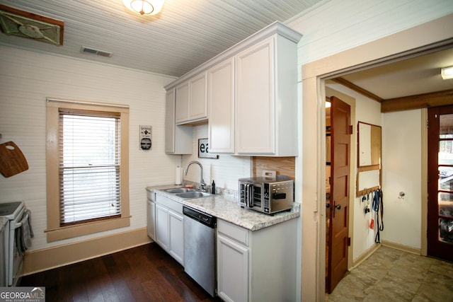 kitchen with baseboards, visible vents, appliances with stainless steel finishes, and a sink