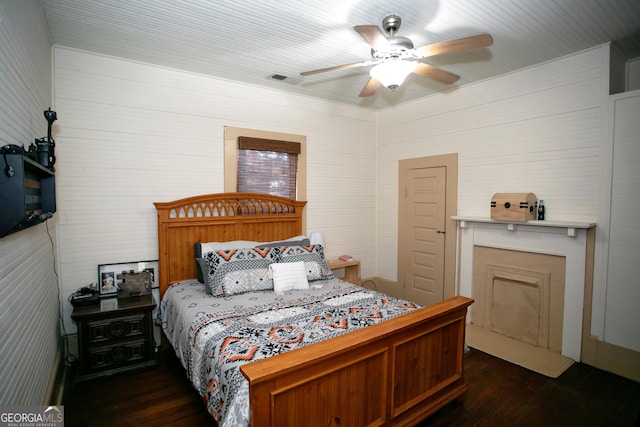 bedroom with a ceiling fan and dark wood-type flooring