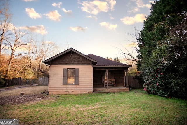 view of front facade featuring a front lawn and fence