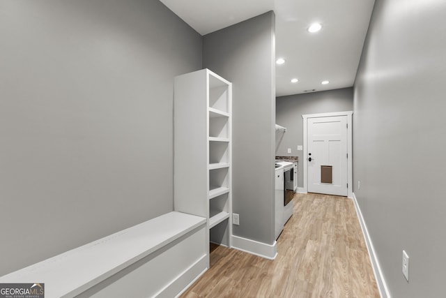 laundry room featuring recessed lighting, independent washer and dryer, light wood-style flooring, and baseboards