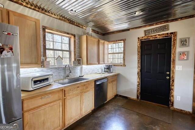 living area featuring a barn door, ceiling fan, concrete flooring, a fireplace, and recessed lighting