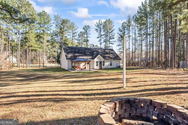 view of front of house featuring a front yard
