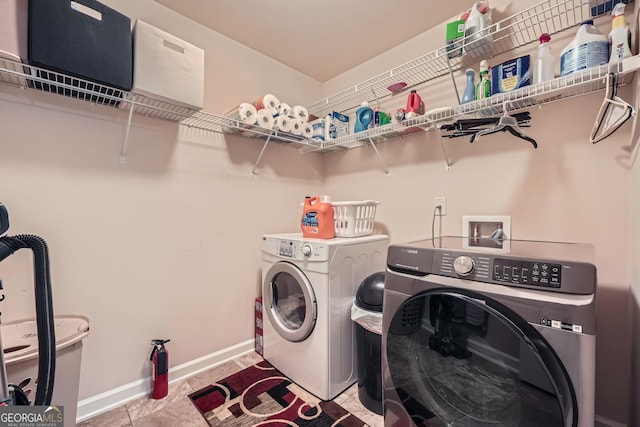 washroom with laundry area, baseboards, and independent washer and dryer