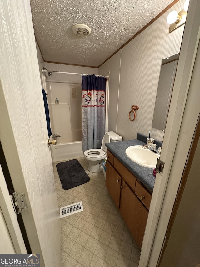 full bath with a textured ceiling, toilet, vanity, and visible vents