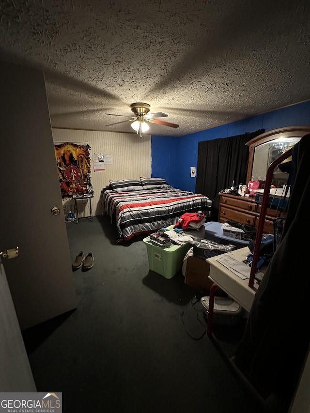 bedroom with a textured ceiling, ceiling fan, and carpet