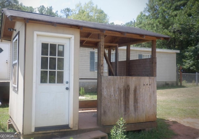 view of outdoor structure with an outbuilding