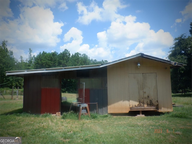 view of outdoor structure with an outdoor structure