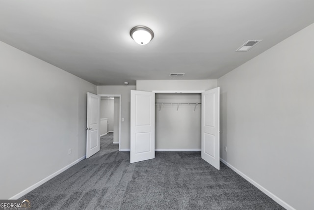 unfurnished bedroom featuring carpet floors, a closet, visible vents, and baseboards