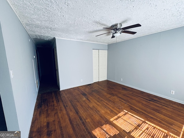 empty room featuring a ceiling fan, wood-type flooring, ornamental molding, and a textured ceiling