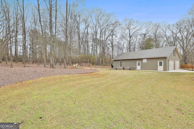 view of yard with driveway